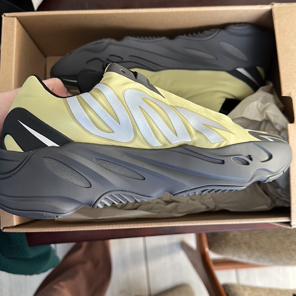 YEEZY BOOST 700 MNVN